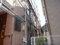 作業開始はまず足場組みから。