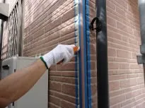 シーリング材を充填し、ヘラで整えます。