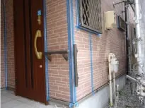 コーキングをするため周りをテープで養生します。