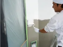 下塗りは圧着塗りを施します。