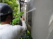 高圧洗浄で汚れを落とします。