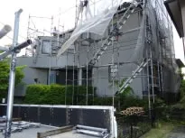 足場組みを始めに行います。