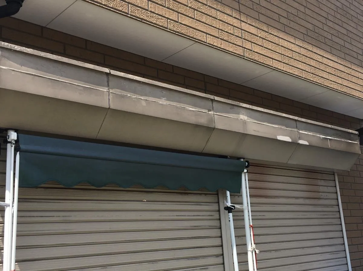 劣化して剥がれてしまっているシャッターBOXです。