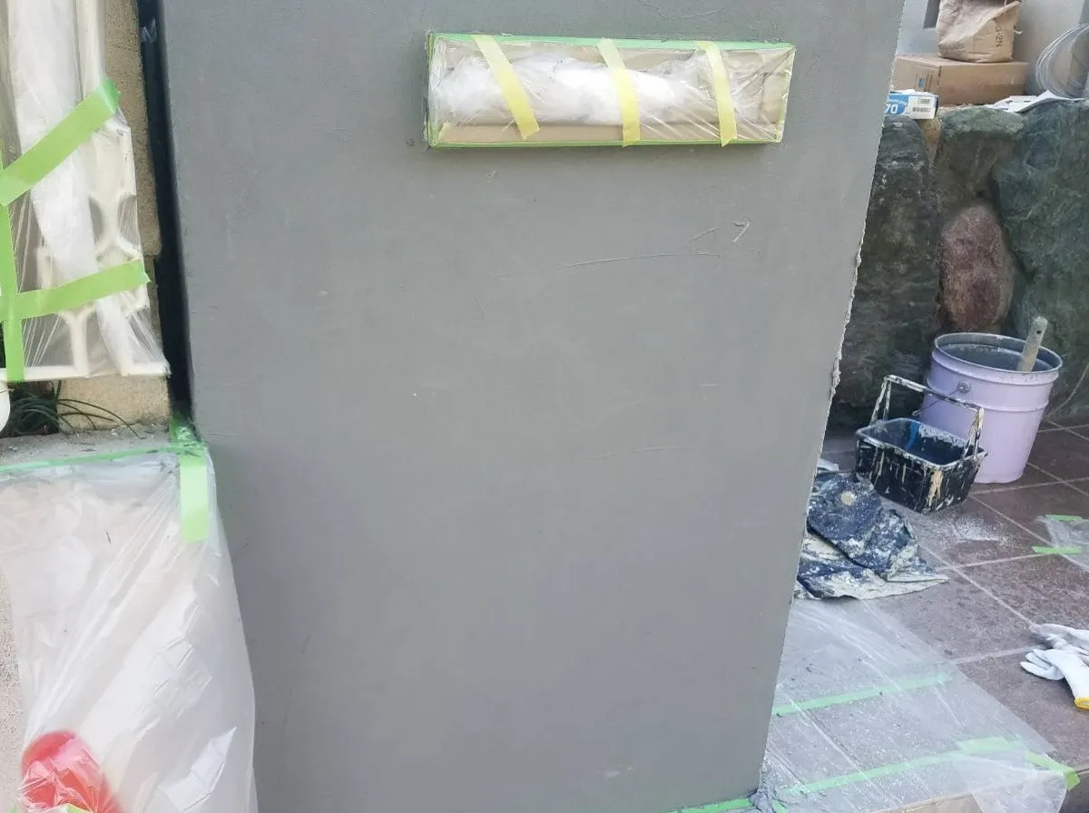 コテを使って下塗りをしたところです。