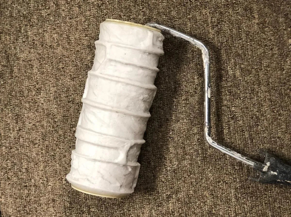 このような専用ローラーを使って柄付けをしていきます。