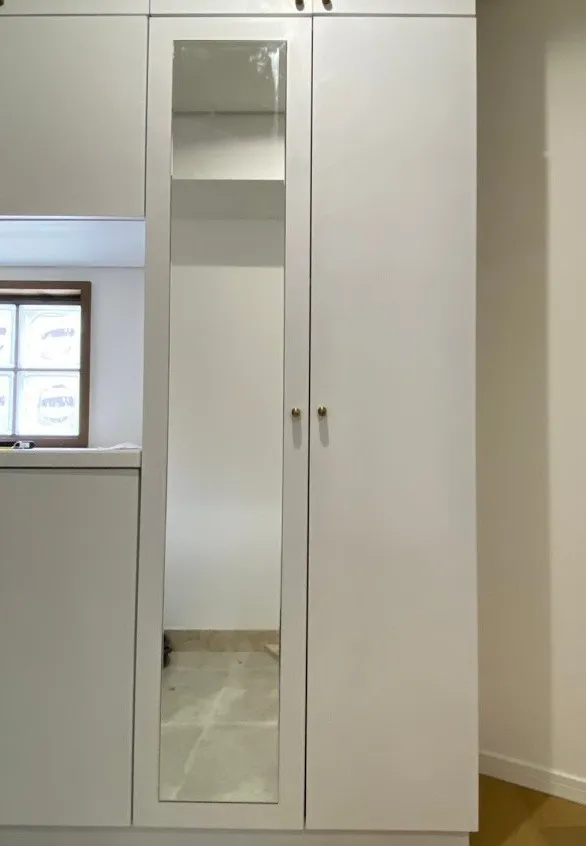 玄関の下駄箱扉を白に仕上げました。