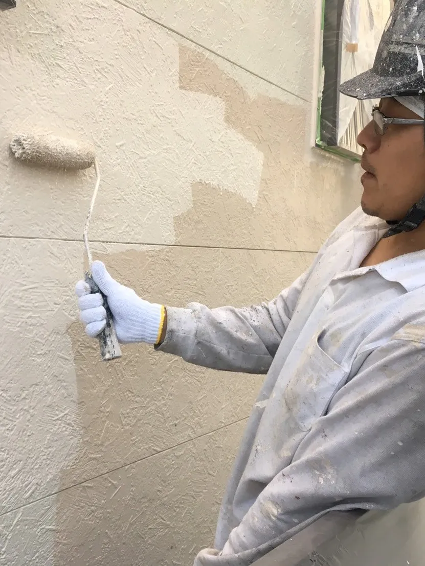 外壁の塗装中です！丁寧を心がけています。