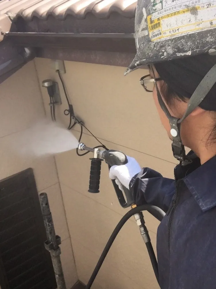 高圧洗浄です。しっかり洗い流していきます。