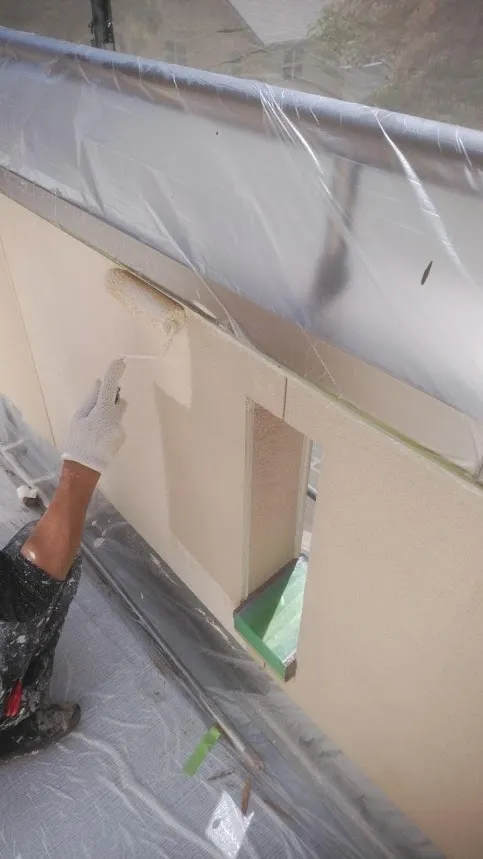 外壁の塗装中です。 <br>雰囲気が一気に変わります。明るくなりますね。