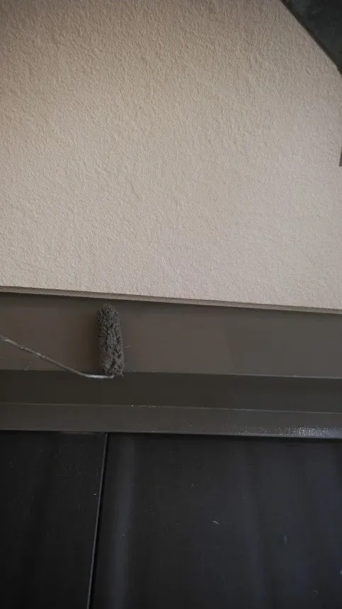 シャッターBOXの塗装中です。綺麗になっていきます。