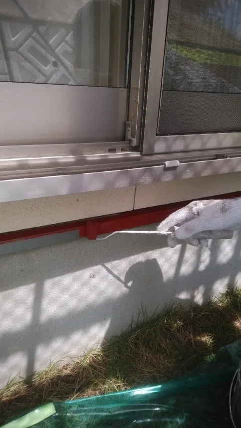 巾木に錆止めを塗っているところです。<br>細かいところまでひとつひとつ丁寧に作業していきます。