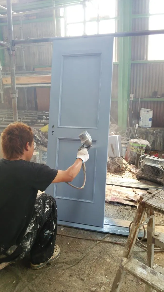 水色の室内扉の塗装